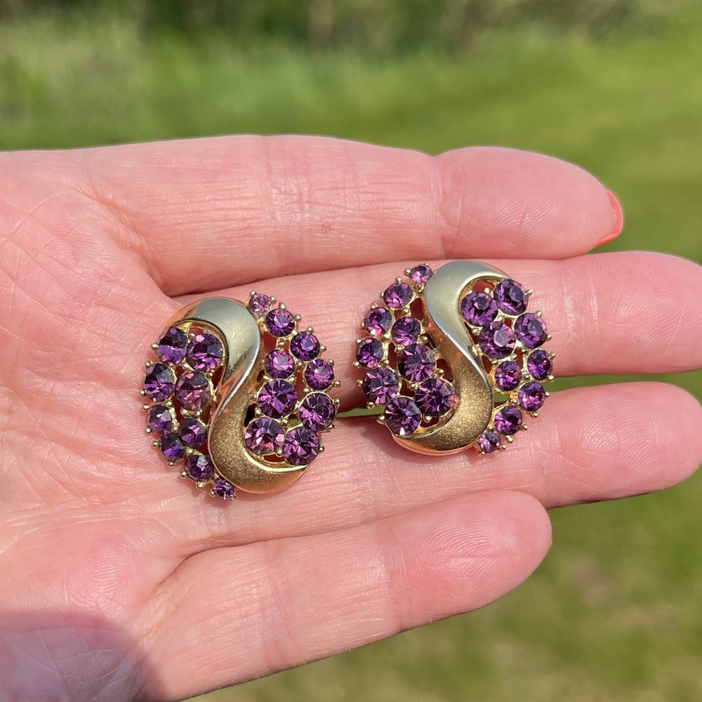 Vintage Crown Trifari Earrings Purple Rhinestone Gold‎ Tone Round Clip-On Signed